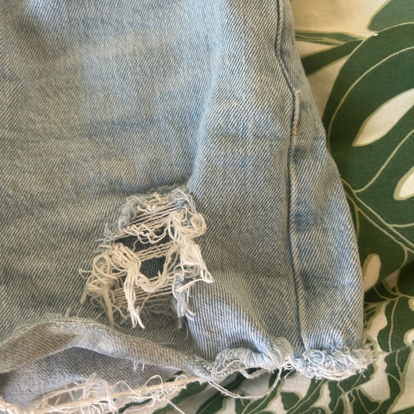 Levis Ribcage Shorts - Picture 4 of 4